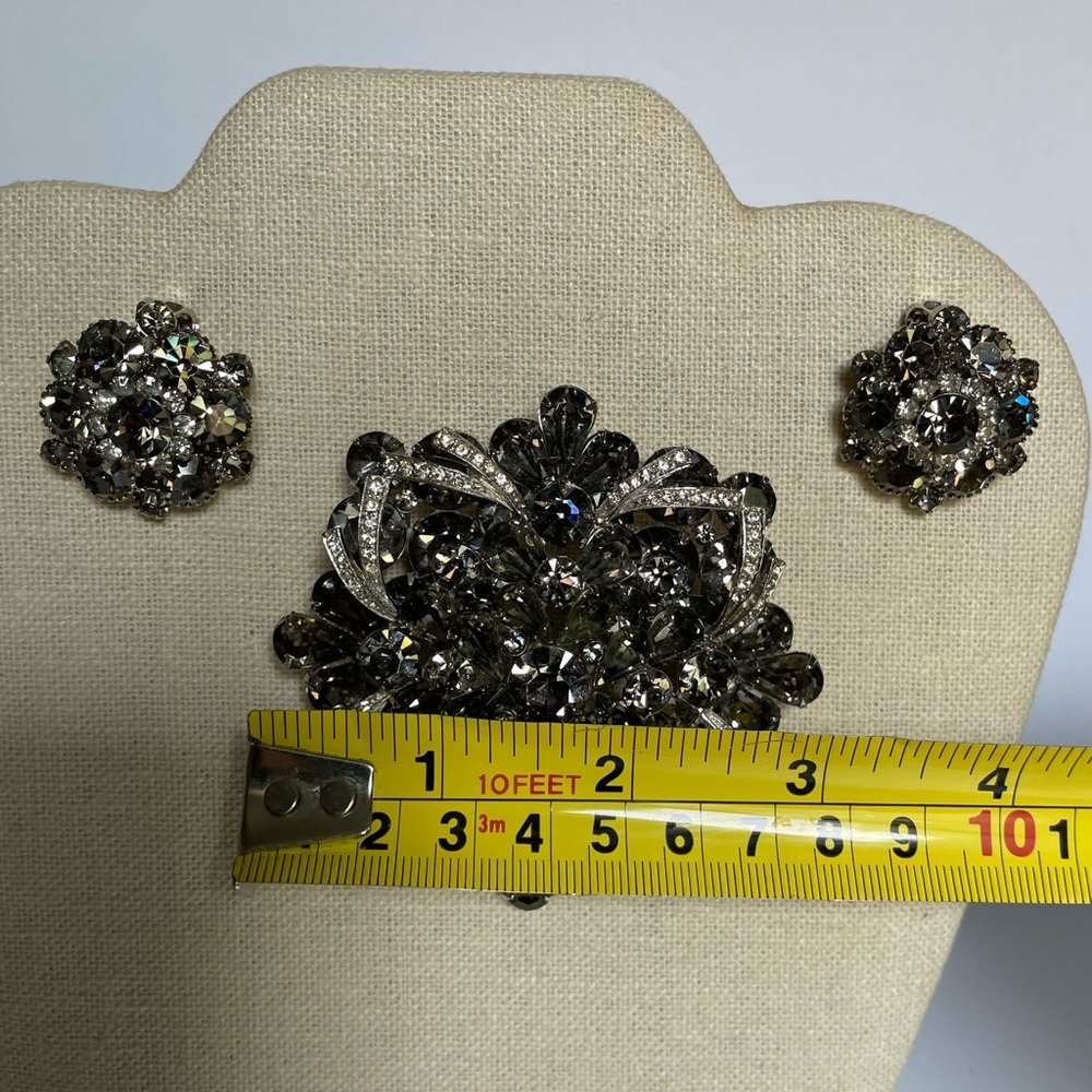 Weiss Vintage Elegant Smoky Grey & White Rhinestone Brooch & Earrings - Picture 5 of 9